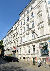 Fotos aus dem Hamburger Stadtteil Sankt Pauli, Bezirk Hamburg Mitte; historische Wohnhäuser / Etagenhäuser in der Glashüttenstraße - errichtet um 1867.