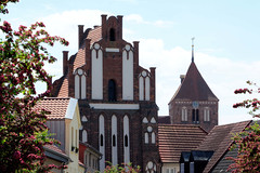 Teterow  ist eine Stadt im Landkreis Rostock in Mecklenburg-Vorpommern; Hausgiebel und Kirchturmspitze.