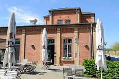 Teterow  ist eine Stadt im Landkreis Rostock in Mecklenburg-Vorpommern; ehemaliger Bahnhof, jetzige Nutzung als Restaurant mit Außenbewirtung.