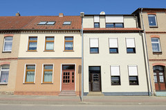 Teterow  ist eine Stadt im Landkreis Rostock in Mecklenburg-Vorpommern; einstöckige symmetrische Wohnhäuser mit unterschiedlicher Fassadengestaltung.