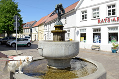 Teterow  ist eine Stadt im Landkreis Rostock in Mecklenburg-Vorpommern; Hechtbrunnen vor dem Rathaus, 1914 errichteter Zierbrunnen - Bildhauer Wilhelm Wandschneider.