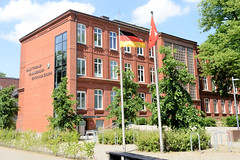 Fotos aus dem Hamburger Bezirk und Stadtteil Wandbek ; Matthias Claudius Gymnasium an der Schloßstraße.