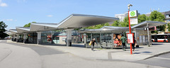 Fotos aus dem Hamburger Bezirk und Stadtteil Wandbek; Busbahnhof mit dem denkmalgeschützten Dach - errichtet 1960/62, Architekt Heinz Graaf.