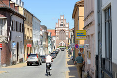 Teterow  ist eine Stadt im Landkreis Rostock in Mecklenburg-Vorpommern; Blick durch die Rostocker Straße zum historischen Tor der ehemaligen Stadtbefestigung.