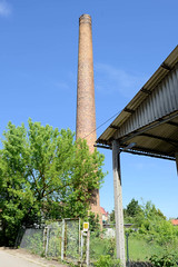 Teterow  ist eine Stadt im Landkreis Rostock in Mecklenburg-Vorpommern; vereinzelt stehender hoher Fabrik-Schornstein am Güterbahnhof.