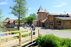 Teterow  ist eine Stadt im Landkreis Rostock in Mecklenburg-Vorpommern; Holzbrücke über die kleine Peene - im Hintergrund das historische Feuerwehrgebäude mit Schlauchturm / Feuerwehrmuseum sowie die Stadtmühle.