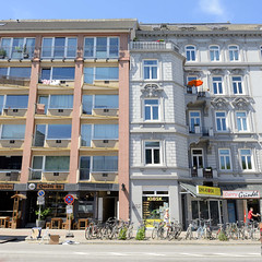 Bilder aus dem Hamburger Stadtteil Rotherbaum, Bezirk Hamburg Eimsbüttel; Wohnhäuser  mit Geschäften/Restaurants an der Grindelallee, abgestellte Fahrräder am Straßenrand.