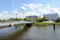 Fotos aus dem Hamburger Stadtteil Hafencity, Bezirk Hamburg Mitte; moderne Fußgängerbrücke über den Baakenhafen zum Baakenpark.