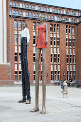 Fotografien aus dem Hamburger Stadtteil Hammerbrook, Bezirk Hamburg Mitte; Riesen Skulpturen Mann und Frau auf dem Arnold Schmidt Platz vor dem Hühnerposten - Künstler Stefhan Balkenhol, Bronze 2004.