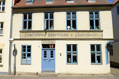 Teterow  ist eine Stadt im Landkreis Rostock in Mecklenburg-Vorpommern; historisches Geschäftsschild für Konfitüren, Marzipan und Schokolade am Marktplatz.
