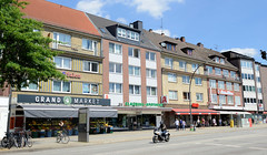 Fotos aus dem Hamburger Bezirk und Stadtteil Wandbek; mehrstöckige Wohnhäuser und Geschäfte in der Wandsbeker Marktstraße.