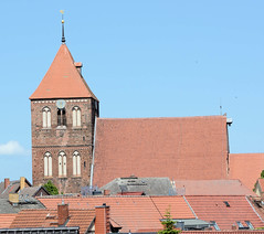 Teterow  ist eine Stadt im Landkreis Rostock in Mecklenburg-Vorpommern; Hausdächer und Kirchturm.