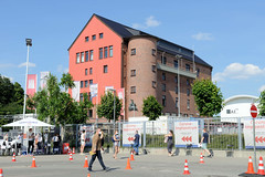 Fotos aus dem Hamburger Stadtteil Sankt Pauli, Bezirk Hamburg Mitte; Eingang zum Corona Impfzentrum an den Messehallen.