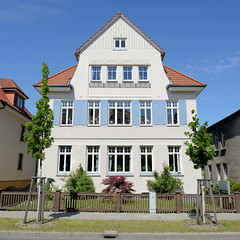 Teterow  ist eine Stadt im Landkreis Rostock in Mecklenburg-Vorpommern; große Villa mit blauen Fensterläden.