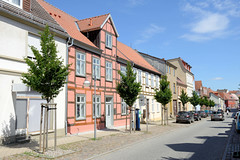 Teterow  ist eine Stadt im Landkreis Rostock in Mecklenburg-Vorpommern; Wohngebäude und parkende Autos in der Warener Straße.