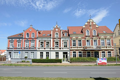 Teterow  ist eine Stadt im Landkreis Rostock in Mecklenburg-Vorpommern; historische Wohnhäuser mit Giebel an der Malchiner Straße.
