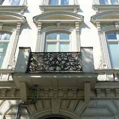 Fotos aus dem Hamburger Stadtteil Sankt Pauli, Bezirk Hamburg Mitte; schmiedeeiserne Balkonbrüstung an einem historischen Wohnhaus in der Feldstraße.