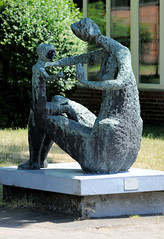 Fotos aus dem Hamburger Bezirk und Stadtteil Wandbek; Skulptur Schule An der Gartenstadt - Bronze Mutter und Kind, Dorothea Buck / 1964.