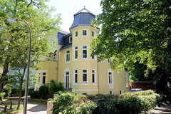 Fotos aus dem Hamburger Bezirk und Stadtteil Wandbek; Villa mit Erkerturm.