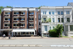 Bilder aus dem Hamburger Stadtteil Rotherbaum, Bezirk Hamburg Eimsbüttel;  Wohnhäuser / Geschäftshäuser in der Grindelallee - Altbau neben Neubau.