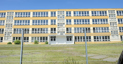 Teterow  ist eine Stadt im Landkreis Rostock in Mecklenburg-Vorpommern; leerstehendes Schulgebäude - Schule Nord - DDR Architektur, Polytechnische Oberschule - errichtet 1974, POS III Willi Schröder.