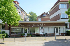 Fotos aus dem Hamburger Bezirk und Stadtteil Wandbek; Flachdach Geschäft mit Schriftzug Friseur, Kosmetik im Stil der 1960er Jahre.