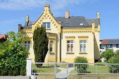 Teterow  ist eine Stadt im Landkreis Rostock in Mecklenburg-Vorpommern; gelbe Villa in der Bahnhofstraße.