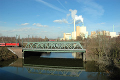 Die Müllverwertungsanlage an der Borsigstrasse in Hamburg Billbrook wurde 1931 in Betrieb genommen und ersetzte die stillgelegte Anlage am Bullerdeich. Eisenbahnbrücke über den Tiefstakkanal -  im Hintergrund die Müllverbrennungsanlage Borsigstr. mi