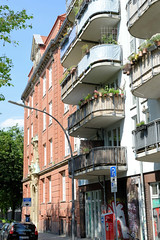 Fotos aus dem Hamburger Stadtteil Sankt Pauli, Bezirk Hamburg Mitte; Wohnhäuser und Schulgebäude in der Laeiszstraße.