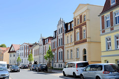 Teterow  ist eine Stadt im Landkreis Rostock in Mecklenburg-Vorpommern; Wohnhäuser / Geschäftshäuser an der Von-Thünen-Straße.