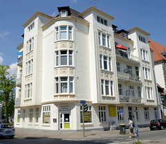 Fotos aus dem Hamburger Bezirk und Stadtteil Wandbek; Eckgebäude - Wohnhaus / Geschäftshaus in der Schloßstraße.