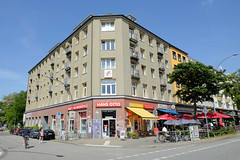 Fotos aus dem Hamburger Stadtteil Sankt Pauli, Bezirk Hamburg Mitte; schlichtes mehrstöckiges Wohngebäude an der Feldstraße Ecke Marktstraße.