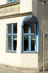 Teterow  ist eine Stadt im Landkreis Rostock in Mecklenburg-Vorpommern; mit Schnitzelementen versehenes Eckfenster eines ehemaligen Konfitürengeschäfts am Kirchplatz.