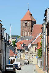 Teterow  ist eine Stadt im Landkreis Rostock in Mecklenburg-Vorpommern; Wohnhäuser und Kirchturm.