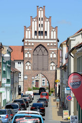 Teterow  ist eine Stadt im Landkreis Rostock in Mecklenburg-Vorpommern; Blick zum Rostocker Tor der ehemaligen Stadtbefestigung.