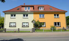 Teterow  ist eine Stadt im Landkreis Rostock in Mecklenburg-Vorpommern; Doppelhaus mit unterschiedlicher Fassadenfarbe  in der Gartenstraße.