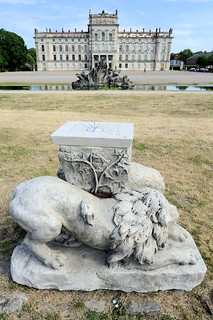 Fotos aus der Stadt Ludwigslust  im Landkreis Ludwigslust-Parchim im Bundesland Mecklenburg-Vorpommern. Figuren Eisbär und Löwe / Sonnenuhr am Bassin - Rekonstruktion der Skulpturen - ursprünglich gefertigt von Hofbildhauer Rudolph Kaplunger.