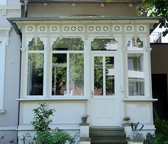 Fotos aus dem Hamburger Bezirk und Stadtteil Wandbek; Veranda mit Holzverzierung in der Neumann-Reichardt-Straße.
