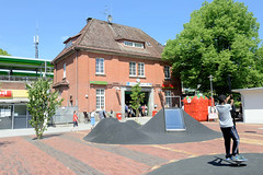 Fotos aus dem Hamburger Bezirk und Stadtteil Wandbek; U-Bahnhof Wandsbek-Gartenstadt am Ostpreussenplatz - Skateboardanlage.
