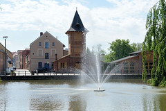 Teterow  ist eine Stadt im Landkreis Rostock in Mecklenburg-Vorpommern; Mühlenteich mit Springbrunnen / Wasserfontäne - im Hintergrund die historische Feuerwache.