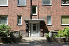 Fotos aus dem Hamburger Bezirk und Stadtteil Wandbek; Klinkerfassade, Hauseingang in der Lesserstraße.