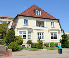 Teterow  ist eine Stadt im Landkreis Rostock in Mecklenburg-Vorpommern; Villa mit lateinischer Fassadenaufschrift -Pax huic domui   / Frieden (sei) mit diesem Hause - in der Goethestraße.