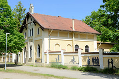 Teterow  ist eine Stadt im Landkreis Rostock in Mecklenburg-Vorpommern; Gebäude mit Steinmauer an der Schulkampallee.