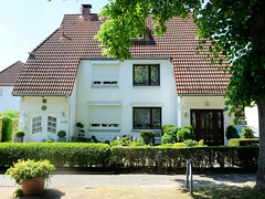 Fotos aus dem Hamburger Bezirk und Stadtteil Wandbek; Doppelhäuser mit unterschiedlicher Fassadengestaltung in der Stephanstraße..