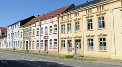 Teterow  ist eine Stadt im Landkreis Rostock in Mecklenburg-Vorpommern; historische Architektur, denkmalgeschützte Wohnhäuser / Geschäftshäuser  in der Von-Moltke-Straße.