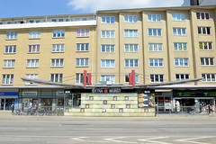 Fotos aus dem Hamburger Bezirk und Stadtteil Wandbek; Imbiss und Eingang zur Hochbahn an der Wandsbeker Marktstraße.
