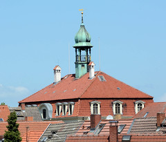 Teterow  ist eine Stadt im Landkreis Rostock in Mecklenburg-Vorpommern; Dächer der Stadt, Dachturm vom Rathaus.