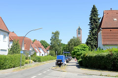 Fotos aus dem Hamburger Bezirk und Stadtteil Wandbek; Blick vom Gartenstadtweg in die Tilsiter Straße - im Hintergrund der Kirchturm der St. Stephan Kirche.