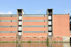 Fotos aus dem Hamburger Stadtteil Kleiner Grasbrook, Bezirk Mitte; Lagerhaus F am Dessauer Ufer im Saale-Hafen.