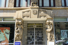 Fotos aus dem Hamburger Stadtteil Altstadt, Bezirk Hamburg Mitte; Eingang mit Skulpturen - Kontorhaus in der Ferdinandstraße, Frenssenhaus erbaut 1909  - Architekt H. Fehmer.